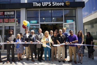 UPS Canada celebrates the growth of The UPS Access Point Network to more than 1,000 locations in Canada. On Tuesday, August 1, Linda Jeffrey, Mayor of Brampton, Steve Moorman, senior vice-president of franchise operations, The UPS Store Canada and Nicolas Dorget, vice-president of strategic alliances, UPS Canada joined owners Sunil and Neeta Jiandani for the grand opening of The UPS Store Canada #517 in Brampton. (CNW Group/UPS Canada Ltd.)