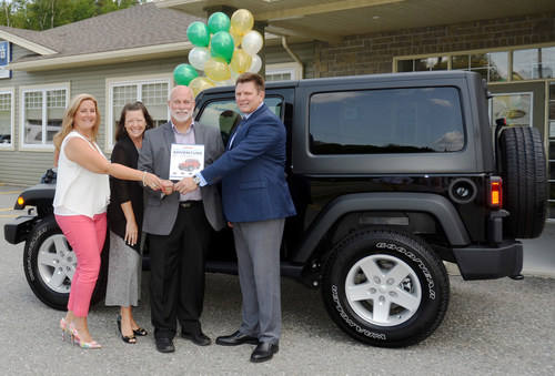 Claude Dery of Fredericton (2nd from right) receives the keys to a 2017 Jeep Wrangler Sport S as the first vehicle winner in the 2017-18 Select Sweepstakes. Left to right: Jennifer Higgins of Higgins Insurance; Claude Dery’s wife, Rachel Chiasson; Claude Dery; and Jeff Patterson of Economical Select. (CNW Group/Economical Insurance)
