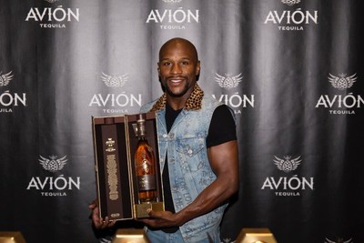 Floyd Mayweather Jr. Celebrates Upcoming 50th Professional Fight, Joining Tequila Avión to Sign Commemorative Bottles of Avión Reserva 44 Extra Añejo.