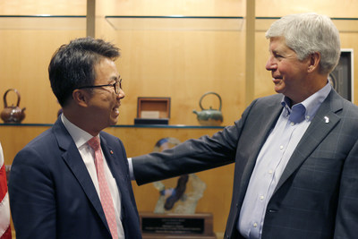 Michigan Governor Rick Snyder congratulates LG Electronics USA Senior Vice President Ken Chang as LG announces plans to establish a new electric vehicle components plant in Hazel Park., Mich., and expanded R&D center in Troy, Mich., creating nearly 300 jobs. “LG’s great technological advancements and our outstanding workforce will help pave the way for the vehicles of the future right here in Michigan. When leading global companies like LG invest in Michigan and create hundreds of good, high-paying jobs here, it speaks volumes about the strong business and mobility climate in the state today,” the governor said.