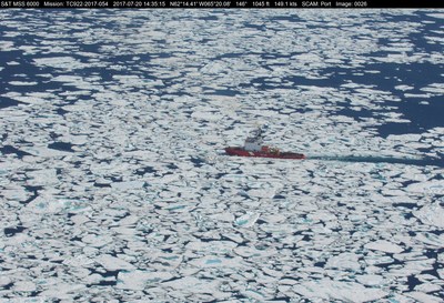 NGCC Terry Fox dans la baie de Baffin le 20 juillet 2017, escortant le M/V TAGA DESGAGNS. Sources : quipe de reconnaissance arienne maritime (Centre et Arctique), Service canadien des glaces, Environnement et Changement climatique Canada (ECCC) (Groupe CNW/Pches et Ocans Canada - Rgion du Centre et Arctique)