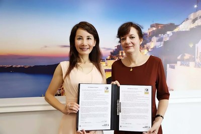 Ctrip CEO Jane Jie Sun (left) signed the WEPs statement in the presence UN Women China officer Julia Broussard.