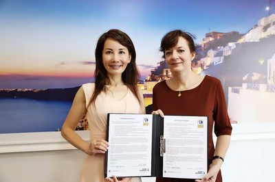 Ctrip CEO Jane Jie Sun (left) signed the WEPs statement in the presence UN Women China officer Julia Broussard.