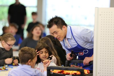 BMO employees help serve breakfast to local Regina elementary school students, to mark a bank donation of $20,000 to Breakfast Club of Canada in Saskatchewan. This is one of the BMO200 wish fulfillments happening in communities across North America to celebrate the bank’s bicentennial year. (CNW Group/BMO Financial Group)