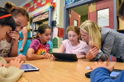 Minister McKenna and students from Pierre Elliott Trudeau Elementary School take their first look at the new Climate Kids website. (CNW Group/Environment and Climate Change Canada)