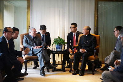 Presidente brasileiro Temer em conversas com Chen Feng, presidente do HNA. (PRNewsfoto/HNA Infrastructure)