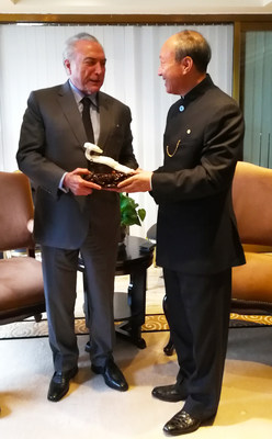 Chen Feng, presidente do HNA, presenteia o presidente Temer do Brasil com um ruyi, um cetro cerimonial que simboliza poder e boa sorte no folclore chinês. O presente tem como significado trazer força e boa sorte ao presenteado. (PRNewsfoto/HNA Infrastructure)