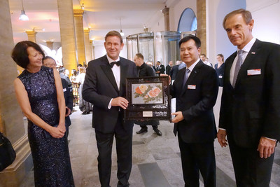 Suning Chairman Celebrates the 50th Anniversary of BSH and Sends a Peony Screen with Chinese Characteristics as Gift