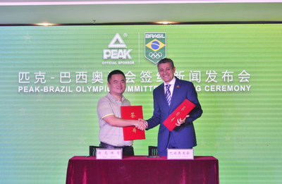 Le chef de la direction de Peak Sport, Xu Zhihua ( gauche), signe une entente de collaboration avec le prsident excutif du Comit olympique du Brsil, Agberto Guimaraes ( droite). (PRNewsfoto/Peak Sport)