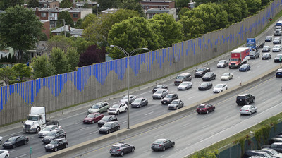 Bleu de bleu est une oeuvre d'art linéaire d'Alain Paiement initiée par la Banque Nationale pour souligner le 375e anniversaire de Montréal. (Groupe CNW/Banque Nationale du Canada)