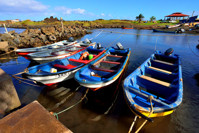 Pescadores en Rapa Nui (Isla de Pascua) que realizan pesca tradicional, usan pequeños botes como los que muestra la imagen. Credit: Eduardo Sorensen/The Pew Charitable Trusts