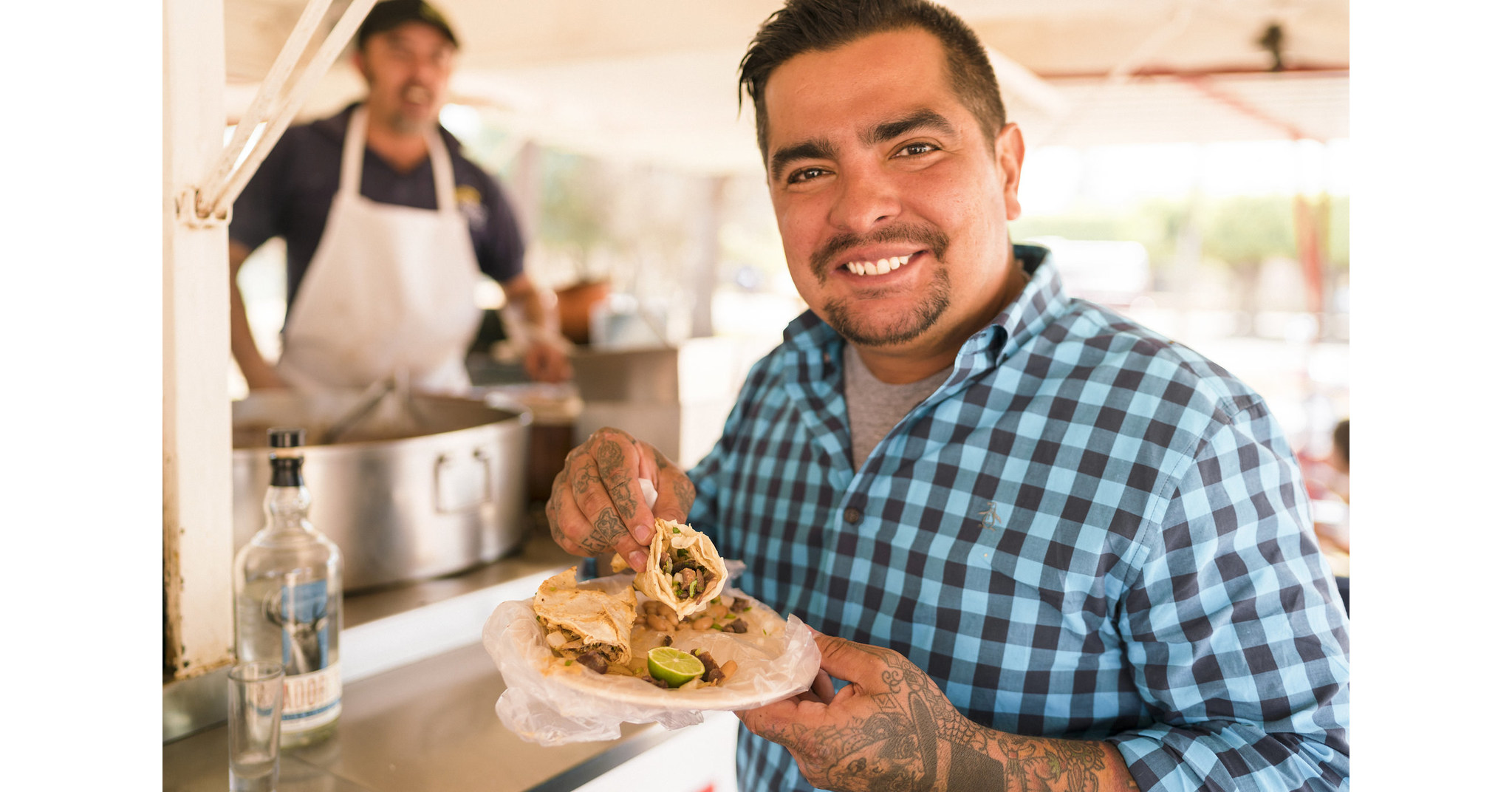 Tequila Cazadores y el célebre chef Aarón Sánchez rinden homenaje a dueños  de bodegas y mercados locales famosos a través de la nueva serie de Taco  Tuesday, 'Bodega Bites'