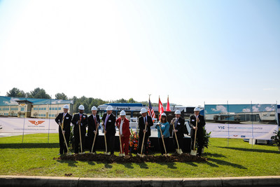 Groundbreaking with gold shovels at NFA Anniston, Alabama (CNW Group/New Flyer Industries Inc.)