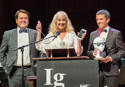 La Dra. Marisa López-Teijón, directora del Institut Marquès; el Dr. Àlex García-Faura, director científico del centro, y Lluís Pallarés, creador del Babypod, aceptan su galardón IG Nobel.