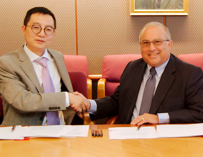 Yuet Chai, Chairman, China Horae Capital Management Group Co., Ltd., and Eliot Lurier, CFO and COO, Joslin Diabetes Center (Credit:  Joslin Diabetes Center)