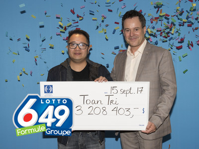 Toan Tri Le, the lucky winner, and Richard Trudel, Director of Customer Service and Draws (CNW Group/Loto-Québec)