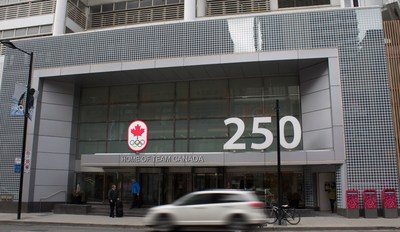 Les centres commerciaux et immeubles de bureaux de CF propulseront les activations et activits de l'quipe olympique canadienne; le Comit olympique canadien dmnagera ses bureaux torontois  la tour de bureaux du 250 Yonge de CF Toronto Eaton Centre (Groupe CNW/Corporation Cadillac Fairview limite)