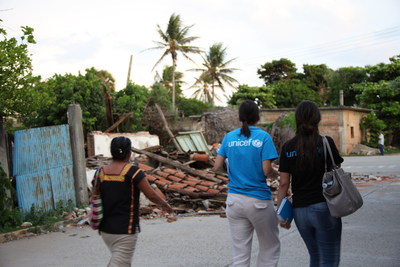In San Pedro Huilotepec, Oaxaca, UNICEF staff walk through the streets in order to do a rapid assessment of the damage from the earthquake. © UNICEF México/JSolis (CNW Group/UNICEF Canada)