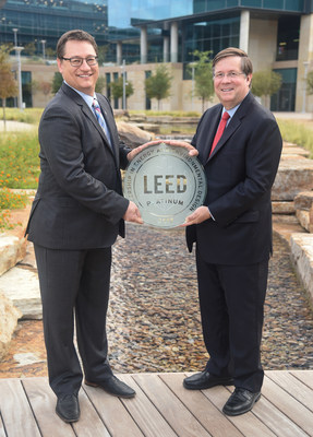 El CEO de TMNA Jim Lentz (a la derecha) recibe la certificación Platino de LEED de Jonathan Kraatz (a la izquierda), director ejecutivo del Consejo de la Construcción Ecológica de los Estados Unidos, sección de Dallas, por las técnicas de construcción ecológicas el 21 de septiembre de 2017.