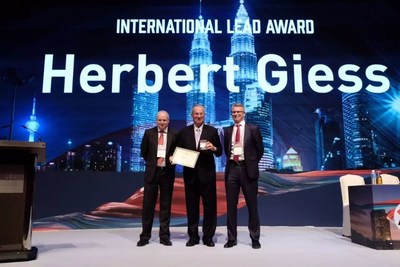 Herbert Giess con Mark Stevenson (izquierda) y Andy Bush (derecha) (PRNewsfoto/Narada Power Source Co.,Ltd)