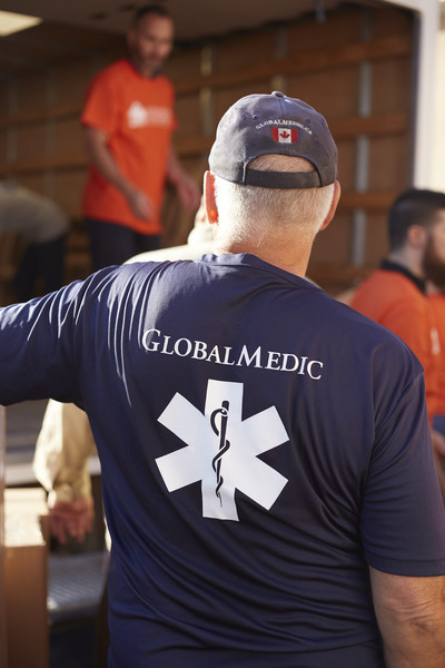 Les bénévoles de GlobalMedic et de Sunwing chargent des boîtes d’aide humanitaire dans un camion., lesquelles seront ensuite transportées par avion Sunwing à Varadero, Cuba. (Groupe CNW/Sunwing Foundation)