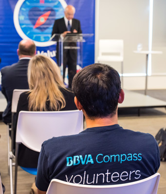 BBVA Executive Chairman Francisco González, at podium, met with employees at BBVA Compass Plaza during his visit to Houston and thanked everyone for their efforts to alleviate the impact of Harvey.