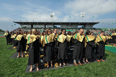 En retournant simultanément leurs capes sous un soleil radieux révélant une déferlante de vert et d’or, les nouveaux diplômés 2017 ont été investis des couleurs officielles de l’Université de Sherbrooke. (Groupe CNW/Université de Sherbrooke)