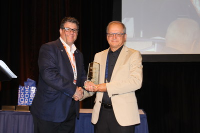 Michel Lecompte (right) receiving his award. (CNW Group/RefPlus inc.)