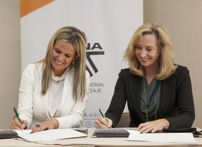 SENA General Director Mara Andrea Nieto and Babson College President Kerry Healey sign the collaboration agreement in Bogot on September 26.