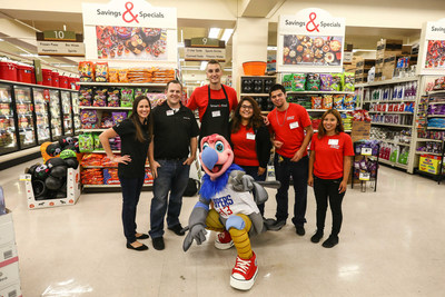L.A. Clipper Sam Dekker (third from left) alongside Chuck the Condor (center) surprised Smart & Final store associates and shoppers as an ?Undercover Bagger? at the Downtown Los Angeles Smart & Final Extra! The event celebrated Smart & Final's partnership with the team as the official grocery and warehouse store of the L.A. Clippers.
