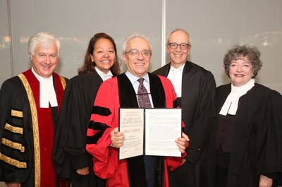 L'honorable Harry S. LaForme, au centre, a reu un doctorat en droit honorifique (LLD) du Barreau lors de sa crmonie d'assermentation  Toronto le 27 septembre. On voit ici flicitant le juge LaForme, de gauche  droite : le trsorier du Barreau Paul Schabas, la conseillre du Barreau Dianne Corbire, l'honorable George R. Strathy, juge en chef de l'Ontario, et l'ancienne trsorire mrite Janet Minor. Le juge LaForme a reu le LLD pour son leadership dvou  la profession juridique et  la communaut autochtone. (Groupe CNW/Barreau du Haut-Canada)