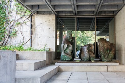 Henry Moore, (1898-1986), Figure allongée en trois morceaux n° 1, 1961-1962, bronze, 1/7, fonte Hermann Noack, Berlin. MBAM, don de la Banque Canadienne Impériale de Commerce. © La Fondation Henry Moore. Tous droits réservés, DACS / SODRAC (2017). Photo : Sébastien Roy. (Groupe CNW/Banque CIBC)