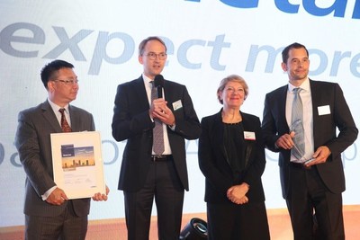 Chemetall has been awarded the Best Performer Award from Airbus. It was handed over by Nicole Lecca (Airbus Senior Vice President Material & Parts Procurement, second from right) to Arthur Yau (General Manager Chemetall Hong-Kong), Dr. Martin Jung (Senior Vice President Surface Treatment), and Hendrik Becker (Global Aerospace Manager Chemetall, from left to right). © Airbus