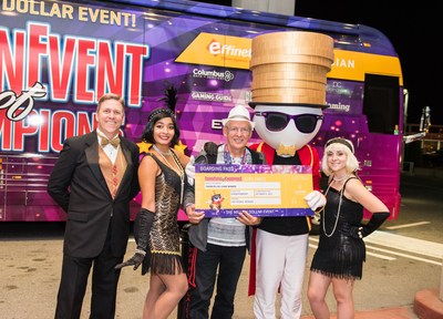 Accompagné de l’animateur de l’événement, des hôtesses et de la mascotte Money Man, Claude Cloutier (centre) reçoit son prix : un voyage à Las Vegas en octobre pour participer à un tournoi de machines à sous. (Groupe CNW/Loto-Québec - Communications)