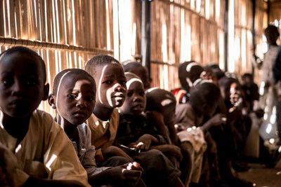 Des enfants sont assis en classe  une cole primaire soutenue par l'UNICEF dans le camp pour dplacs internes de Bukasi  Maiduguri, dans l'tat de Borno, au Nigria, en fvrier 2017.  UNICEF/UN056314/Gilbertson VII Photo (Groupe CNW/UNICEF Canada)