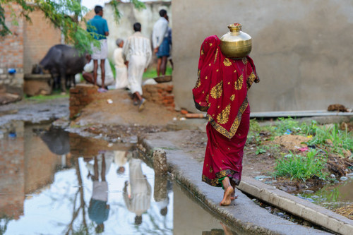 A woman collects water in the village of Narai Ka Pura in Madhya Pradesh India. (CNW Group/WaterAid Canada)