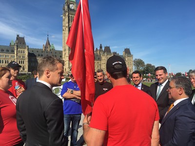 Veterans Affairs Minister Seamus O'Regan listens to Renos for Heroes supporters speak (CNW Group/Renos for Heroes)