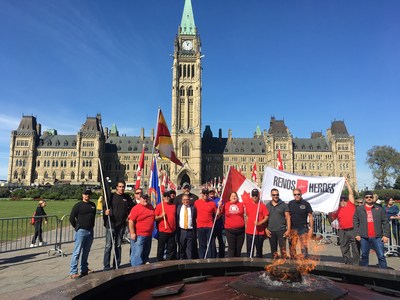 Renos for Heroes supporters and Carpenters' Union representatives pose in front of Parliament Building (CNW Group/Renos for Heroes)