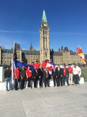 Renos for Heroes supporters and Carpenters' Union representatives pose in front of Parliament Building (CNW Group/Renos for Heroes)