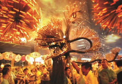 Beginning today through October 6, 2017, neighborhoods across Hong Kong are commemorating the Mid-Autumn Festival with magical exhibitions, including traditional cultural shows, lantern displays, and the customary sharing and consumption of tasty moon cakes.