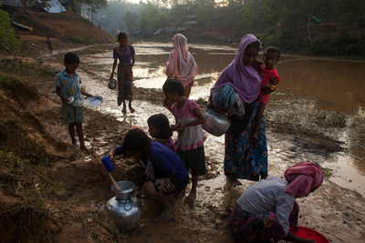 Au camp de fortune Kutupalong pour personnes rfugies rohingyas, des rfugis rohingyas utilisent l'eau boueuse non potable de la plantation pour cuisiner,  Cox's Bazar, au Bangladesh.  UNICEF/UN0126223/Brown (Groupe CNW/UNICEF Canada)