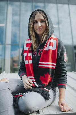Erin Latimer, ski para-alpin - Erin Latimer porte la tenue de la collection officielle d'Équipe Canada de la Baie d'Hudson pour PyeongChang 2018 (Groupe CNW/la Baie d'Hudson)