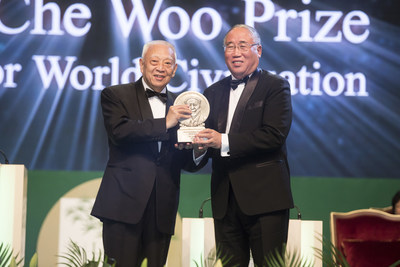 Mr. Xie Zhenhua receiving the Sustainability Prize of LUI Che Woo Prize - Prize for World Civilisation 2017.