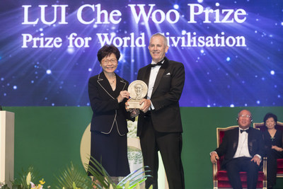 Mr. Chris Jochnick, President and CEO of Landesa, on behalf of Landesa, receiving the Welfare Betterment Prize of LUI Che Woo Prize - Prize for World Civilisation 2017.