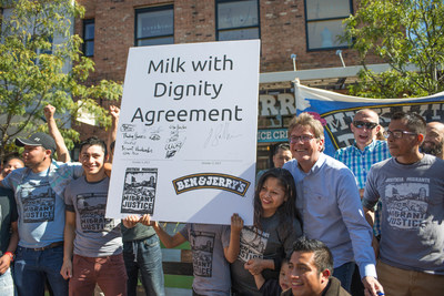 Ben & Jerry's y Migrant Justice firman Acuerdo sobre Leche con Dignidad el 3 de octubre de 2017 en Burlington, Vermont (PRNewsfoto/Ben & Jerry's)