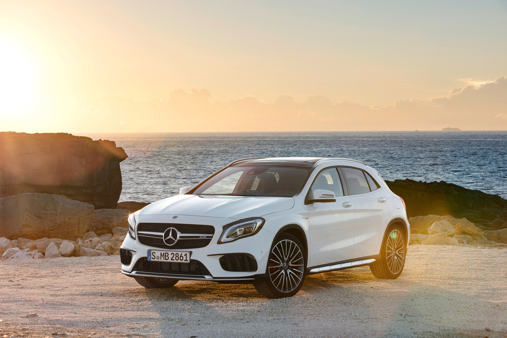 In September, Mercedes-Benz Canada retailed 4,222 passenger cars and luxury light trucks, a 17.6% sales increase over September 2016. That total comprised 1,982 passenger cars (+4.7%) and 2,240 luxury light trucks (+31.9%). (CNW Group/Mercedes-Benz Canada Inc.)
