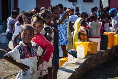 En Hati, un mois aprs le passage de l'ouragan Matthew, les communauts se rassemblent  un point de distribution d'eau. Novembre 2016.  UNICEF/UN047345/Bradley (Groupe CNW/UNICEF Canada)