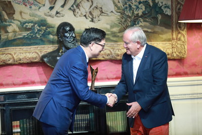 Former French Prime Minister Jean-Pierre Raffarin presents GuangYuYuan Chairman Guo Jiaxue with an award for "Most Influential and Innovative International Brand" at the 2017 Select Fashion Awards