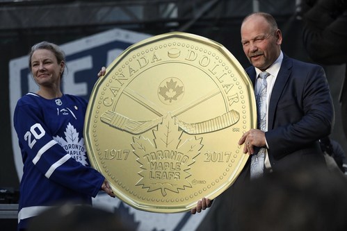 From left: Royal Canadian Mint President and CEO Sandra Hanington and Toronto Maple Leafs alumnus Wendel Clark unveil a $1 circulation coin celebrating the 100th anniversary of the Maple Leafs in Toronto’s Maple Leafs Square (October 7, 2017). (CNW Group/Royal Canadian Mint)