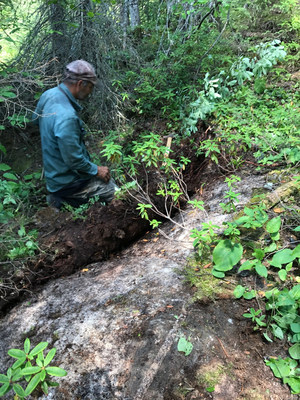 Sampling pegmatites in the Nama Creek area (CNW Group/Rock Tech Lithium Inc.)